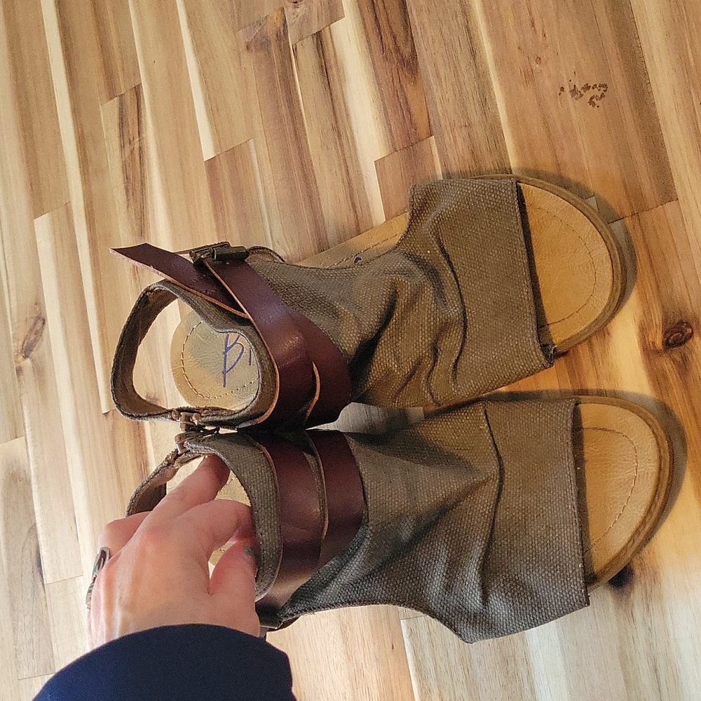Blowfish sandal